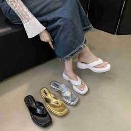 Slippers 2024 Summer New Type of Herringbone for Women with Design Feeling Pinch Toe Thick Sole Fashion Feet Cool H240410