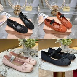 Designer Miui Ballet Schuhe Mode professionelle Tanzschuhe 2024 Satin Ballerinas MM Plattform Bowknot flacher Mund Single Schuh flache Sandalen für Frauen 35-40