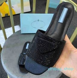 Sandali satinati di nuovo stile con cristalli donne pantofole panelette di sandalo a diamante piatta in gomma di gomma di moda da donna dimensioni da donna