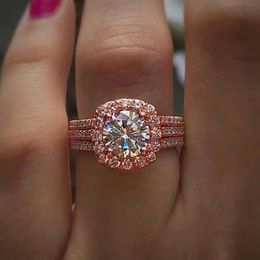 Band Rings Super luxurious and elegant all jewelry womens engagement ring with high-quality sparkling zirconia fashionable geometric design J240410