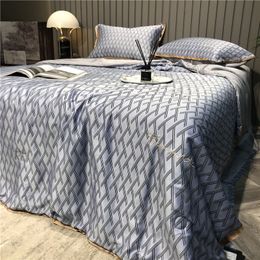 Soft Ice Silk Summer Blanket Quilt Luxury Airable Cover Bedspread Nordic Style Soft Plaid Stripe Machine Wash Duvets Comforter