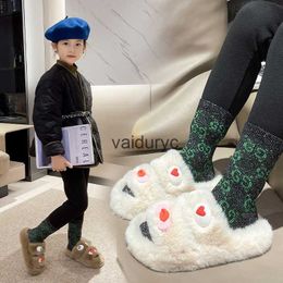 النعال Zurui Mao Slippers للفتيات اللائي يرتدين كلمة واحدة سميكة واحدة للأطفال 2023 جديد الخريف/الشتاء منزل القطن مزدوج الوجه H240411