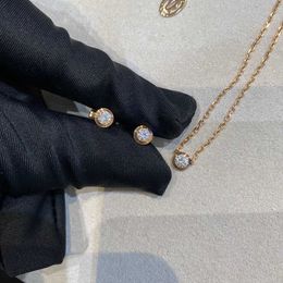 Designer Charm v Gold Wysokiej jakości pojedynczy diamentowy naszyjnik jeden UFO prosty i wszechstronny różowy biały łańcuch kości