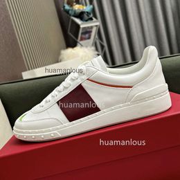 Low Couple's Rivet Champagne Casual Designer Valenstino White Cowhide Colored Trainer Lacing Studs Gold Top Sports Sneakers Board Training Shoes 909M