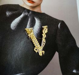 Fashion V Letter Rhinestone Brooches Women Catwalk Badge Brooch Pins Wedding Jewelry accessories22649038791037