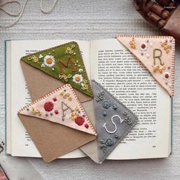 Decorative Figurines 26 Letters Personalized Hand Embroidered Corner Bookmark Four Seasons Fun Sewing Crafts Creative Embroidery Bookmarks