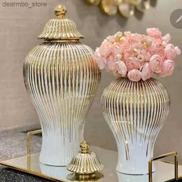 Arts and Crafts Ceramic iner Jar olden Stripes Decorative eneral Jar Vase Porcelain Storae Tank with Lid Handicraft Home Decoration Vases L49