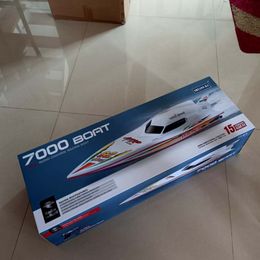 RC Speedboat Racing Double Horse 7000 Remote Control Boat with A Speed of 40 Kilometres Per Hour To Send Spare Paddles