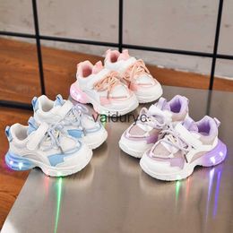 Sneakers Korean version of girls sports shoes 2024 Spring and Autumn Childrens LED illuminated soft soled childrens babies running H240411