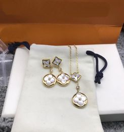 Europe America Fashion Jewelry Sets Lady Women White Mother of Pearl Four Leaf Flower Dianond Engraved V Initials Necklace Earring8996509
