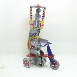 Rolig vuxensamling Retro Wind Up Toy Metal Tin Circus Acrobatics Elephant On Trehycle Mechanical Clockwork Toy Figure Gift 240329