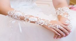 New Arrival 2019 Spring Bridal Accessories White Fingerless Lace Bridal Gloves Cheap Whole Wedding Gloves4064330