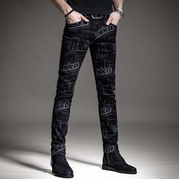Menina masculina da moda Spring e Autumn Novo jeans de perna pequena e esbelta, calças pretas casuais e elegantes da moda masculina