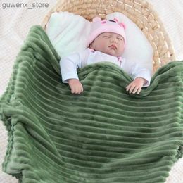 毛布をぶらぶらしている厚い固体フランネルの赤ちゃん縞模様のベビーブランケットスワドルブランケット子供ソファヨガスローブランケットY240411