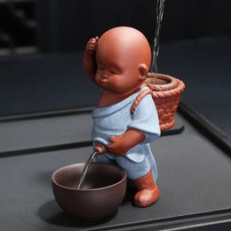 Purple Sand Tea Pet Peeing Little Monk Ornaments Creative Pee Child Doll Spray Water Ceramic Figure Crafts Philtre Accessorie 240411