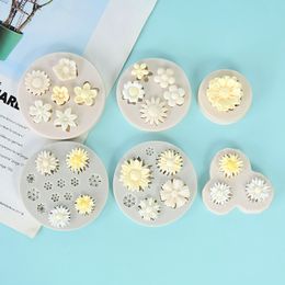 Daisy Wild Chrysanthemum Flower Shape Silicone Mould Chocolate Candy Baking Molud Cake Decorating Tools Polymer Clay Resin Mould