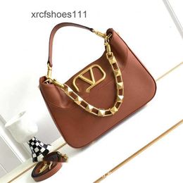 Leather valenn Single Underarm Top Hobo Womens Stud Bags Bag Rivet Handbag 2024 Layer Cowhide New Shoulder Oblique Cross Designer Rock 5D4M