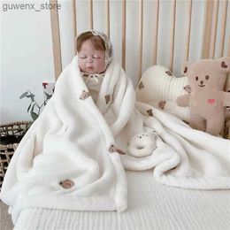 담요 Swaddling Fleece Baby Blanket Newborn Autumn Winter Swaddling Blankets 부드러운 따뜻한 유모차 덮개 침구 곰 자수 아기 액세서리 Y240411