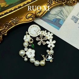 Brooches Vintage FrenDelicate Craft 2024 Trend Broochch Elegant White Flowers Leaves Camellia Clock Cute Niche Pearl Brooch N