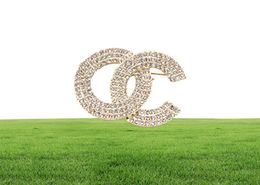 Brand Luxurys Design Diamond Brooch Women Crystal Rhinestone Letters Suit Pin Fashion Jewelry Clothing Decoration High Quality 5843680