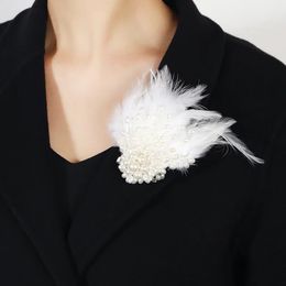 Luxury Pearl Feather Brooches Pins for Women Elegant Corsages Modern Retro Jewelry Badges Dual-use Banquet Performance Suit Pin 240411