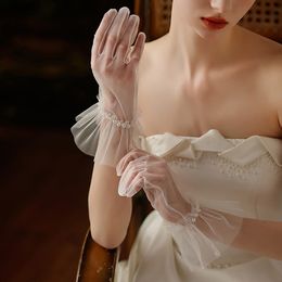 WG074 Wedding Brides Short Gloves Pearls Ruffled Edge Tulle Bridesmaid White Finger Wrist Gloves Women Pageant Prom Accessories