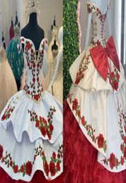 Mode rote und weiße Blumenblumen gekräuselt Quinceanera Kleider Deep v Hals von Schulter Satin Organza Langes Abschlusskleid 1562555555