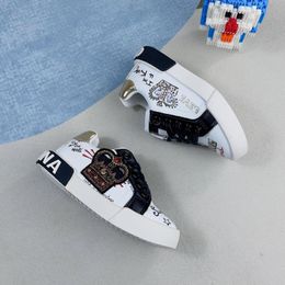 Luxury designer kids shoes boys girls graffiti brand shoes doodle casual shoes skateboarding soft and comfortable sneakers youth outdoor sports shoes