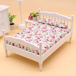 1Pc 1:12 Dollhouse Miniature Double Bed Model European Style Cloth Art Furniture Bedroom Scene Decor Toy