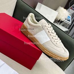 Women's Flat Designer Sneakers Sports Shoes Trainer Gump Leisure Studs Valenstino New Bottom Board Genuine Leather Versatile Couple Little White IH4C