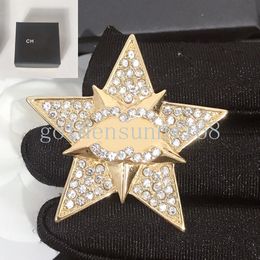 Pins Star Brand Designer Spettaio 18K Letter Gold Pins Perse Gioielli Uomini Donne intarsio Crystal Broche Buckle Abito per Pearl Accessori di stoffa Regalo con scatola