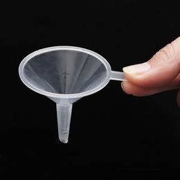 20/5Pcs Small Clear Plastic Funnel Mini Liquid Oil Funnel for Bottle Filling Perfumes Essential Oils Laboratory Dispensing Tools