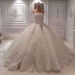 Utsökta stropplösa rygglösa brudklänningar Vita modepärlapplikationer Sequined Chapel Train Elegant Plus Size Wedding Dress