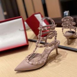 Family Thin Shoes Pump High Version Valenstino v Designer Heels New Three Ring Pointed Leather Sexy Rivet Heel Wrapped Stud Sandals Women GRAA