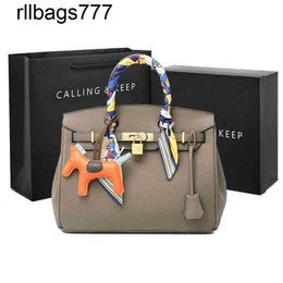 Дизайнерские кожа BK Backs Little Ck Mom Bag 2024 Fashion Light Luxury Middleaged Womens Messenger Portable Platinum есть логотип