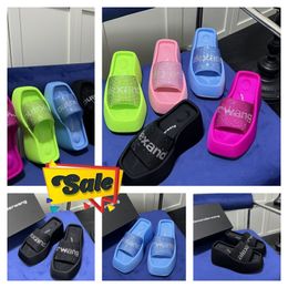 Designer Sandals Slippers Luxury Womens Velvet material rhinestone Velcro tape party Soft Rooms GAI Size 35-42 6cm-10cm beach shoes black shoemaker