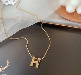 18K plating on titanium steel Fashion letter H Clavicle Necklace Bone Necklace Temperament necklace for women3672255