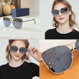 Sunglasses Star Square Sunglasses features a floral decoration in the middle metal mirror legs with engraved letters and floral signatures gradient printed sungla