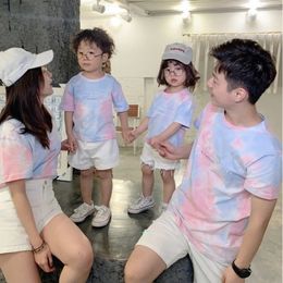 Mom Dad Me Family Matching Outfits Father Daughter Son Clothes Look Tshirt and Baby Kids 240327