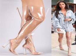 Kim Kardashian Clear PVC Spitzer Zeh transparente Oberschenkel High Stiefel Landebahn Sommerschuhe Frau Plus Größe Crystal Persspex Block Heels 7468754