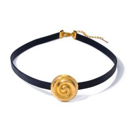 Designer Necklace for Women Retro Light Luxury 18k Gold Stainless Steel Hammer Pattern Spiral Circle Personalized Leather Rope Short Necklace Wholesale