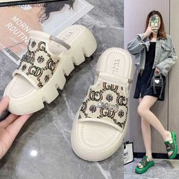 Slippers Internet famous slippers for women to wear in summer with thick soles and super hot Instagram style. New outdoor beach sandals 2023 H240412
