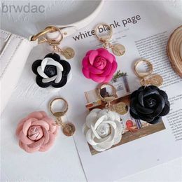 Key Rings Luxury Black White Camellia Genuine Leather Flower Keychain Pendant Car Key Chain Ring Pendant For Bag Accessories 240412