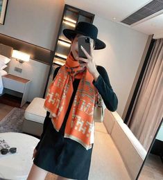 Luxury Autumn and winter new H letter warm scarf temperament men039s and women039s gradient doublesided Bib long dualpurpo6634779