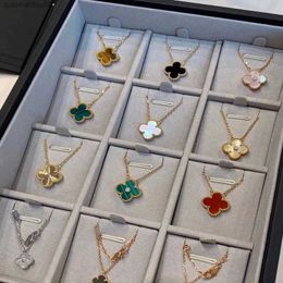 Pendant Necklaces Pendant Necklaces Classic Van Clover Gold Necklace Jewellery Designer for Women Titanium Steel Gold-plated Never Fade Not AllergicL2404