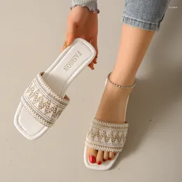 Slippers Fashionable Oversized Square Toe Flat Bottomed Anti Slip Beach Shoes Women Wearing One Line Sandals On The Outside