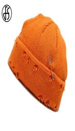 FS Trendy Pin Decoration Worn Hole Design Short Brim Beanies Winter Knitted Hats Hip Hop Beanie For Women Men Orange Slouch Cap1878761