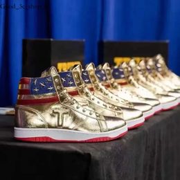 T Trump Shoes com Basketball Sapatos casuais The Never Surrender High-Tops Designer 1 TS Running Gold Gold Custom Men Outdoor Sneaker Comfort 992 Trump sapato