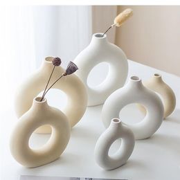 Off White Round Ceramic Vase Ornament Creative Donut Openwork Art Vase Flower Arrangement Container Living Room Table Decoration
