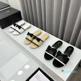 2024 designer sandali femminili sandali estivi spiaggia di lusso di lusso di lusso scarpe piatta casual arco da donna due pantofole